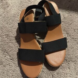 Tommy Bahama Black and Tan Sandals